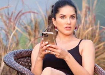 “सनी लिओनीला” भारतात कसे वागवतात?