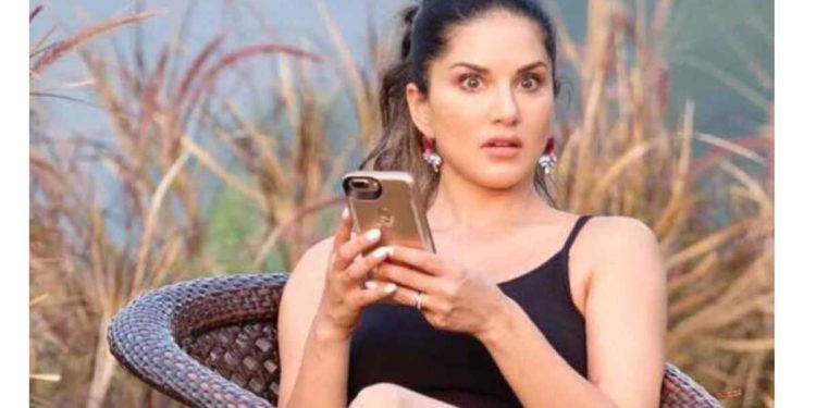 “सनी लिओनीला” भारतात कसे वागवतात?