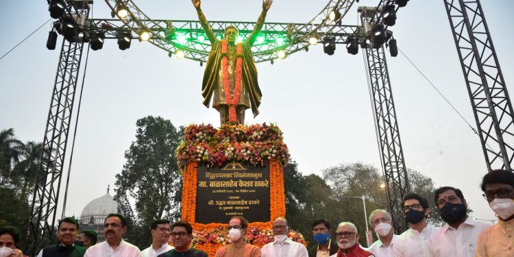 बाळासाहेब ठाकरे यांचा पुतळा – काही नवे पायंडे…