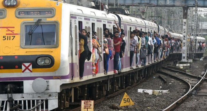 लोकलने प्रवास करताना काय काळजी घ्याल? वाचा तज्ज्ञ डॉक्टरांचा सल्ला…