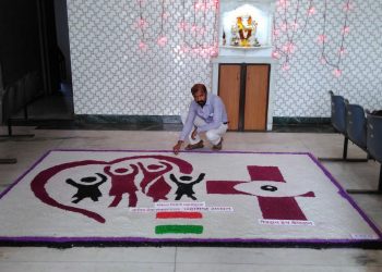 #चांगलीबातमी मीठापासून रांगोळी….जनजागरणाचा संदेश देणारा आरोग्य खात्यातील शिपायाचा कलाविष्कार