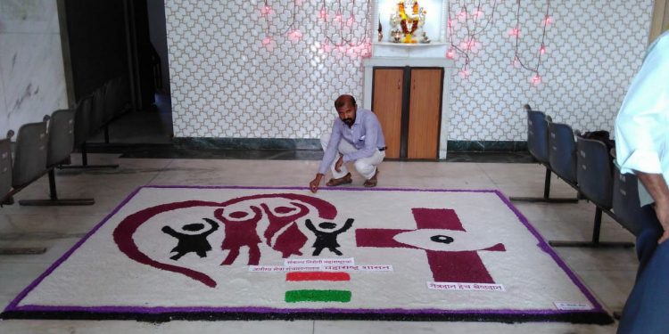 #चांगलीबातमी मीठापासून रांगोळी….जनजागरणाचा संदेश देणारा आरोग्य खात्यातील शिपायाचा कलाविष्कार