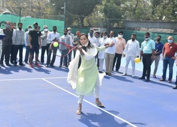 तरुणाईचा आग्रह…हाती रॅकेट…राज्यमंत्री आदिती तटकरे रमल्या टेनिस कोर्टावर!
