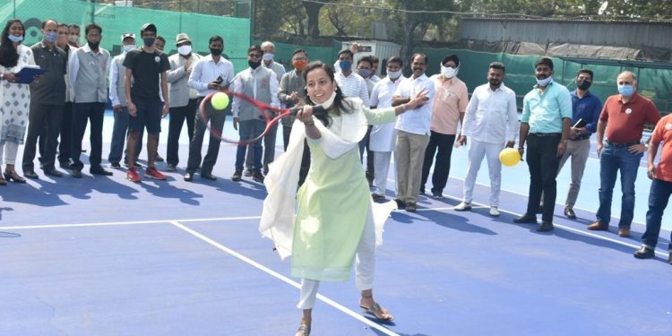 तरुणाईचा आग्रह…हाती रॅकेट…राज्यमंत्री आदिती तटकरे रमल्या टेनिस कोर्टावर!