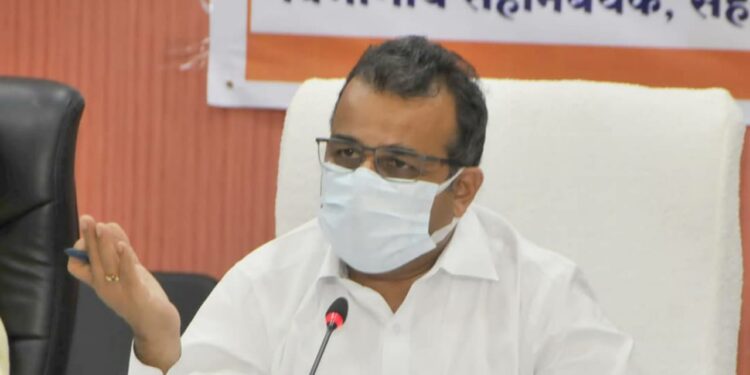 शेतकऱ्यांकडून ऊस तोडणीसाठी पैशांची मागणी करणाऱ्यांवर कारवाई करावी