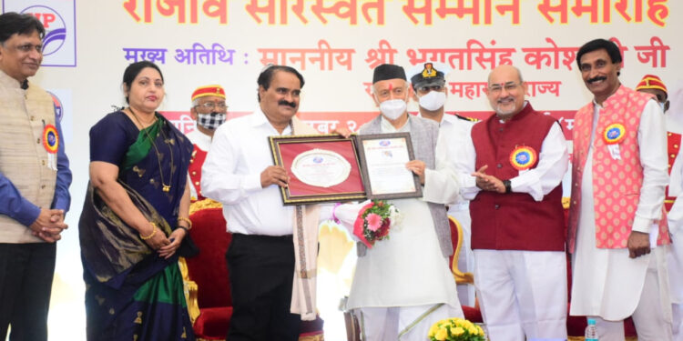 राज्यपालांच्या हस्ते सन्मानित
