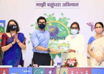 विद्यार्थ्यांना पर्यावरणाविषयी जबाबदार बनवण्यासाठी 'माझी वसुंधरा अभ्यासक्रम' शालेय शिक्षण मंत्र्यांकडे सुपूर्द