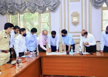 Aditya Thackeray reviews various projects in Mumbai