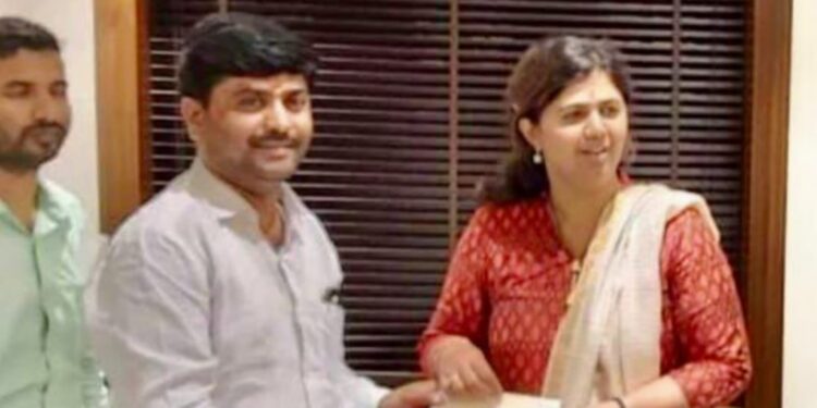 sanjay sanap with pankaja munde