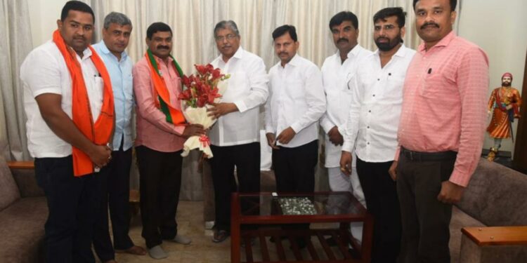 leftist farmer leader's right turn, vilas babar join bjp