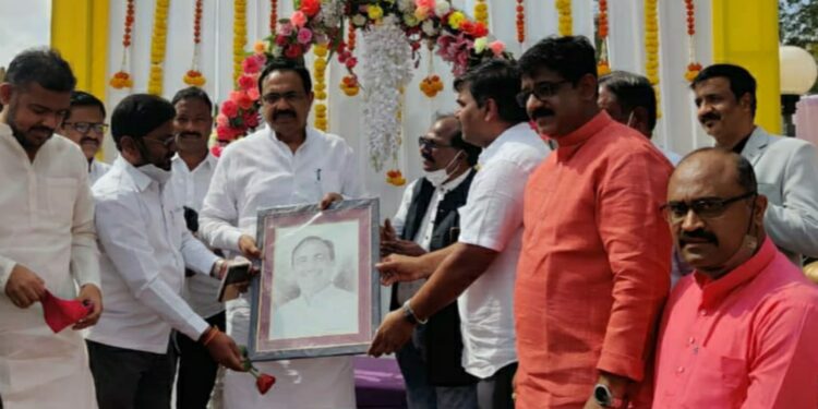 Jayant Patil appreciated the portrait exhibition of painter Nitin Khilare