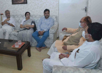 Min Amit Deshmukh at Lata Mangeshkar residence visit 1