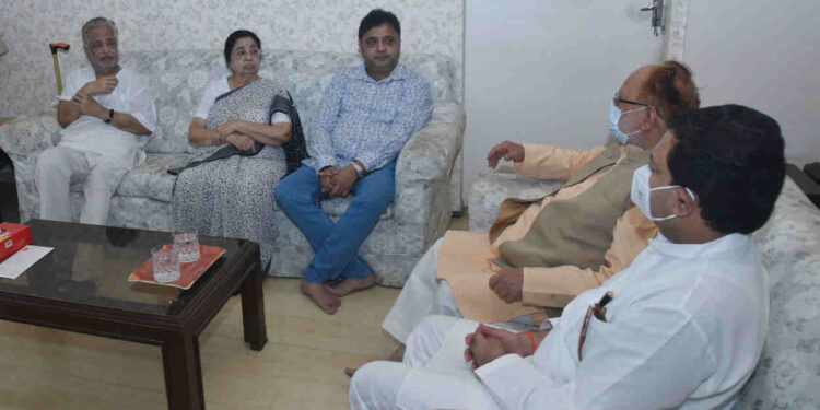 Min Amit Deshmukh at Lata Mangeshkar residence visit 1