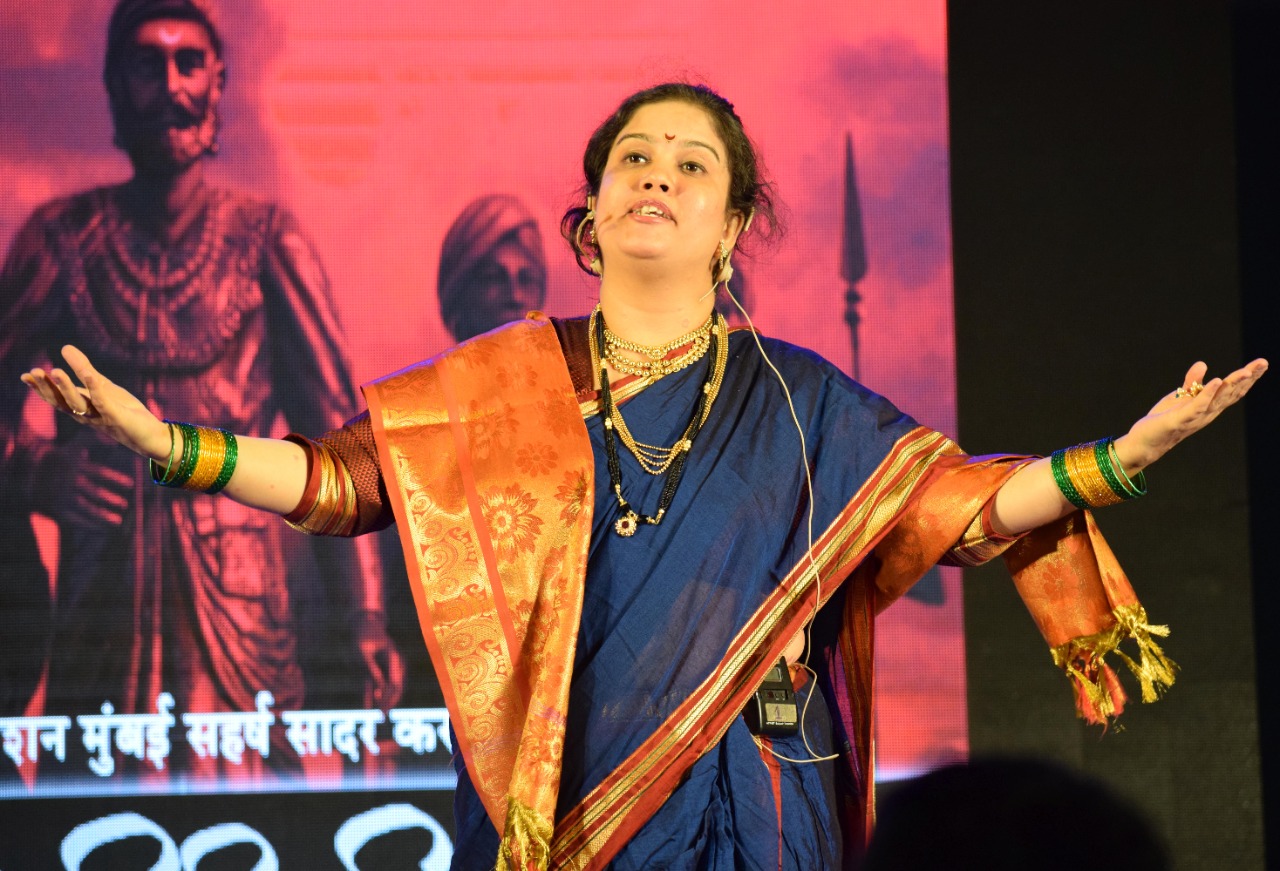 Padmashree Rao hosting the Sangeet Shivswarajya Show.jpg