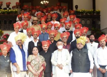 Maharashtra Governor presents Kamgar Mitra Puraskars