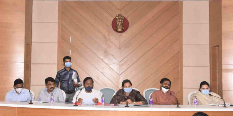 Aditi Tatkare review meeting on Mahad flood relief activities