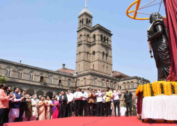 सावित्रीबाई फुले यांच्या पूर्णाकृती पुतळ्याचे अनावरण