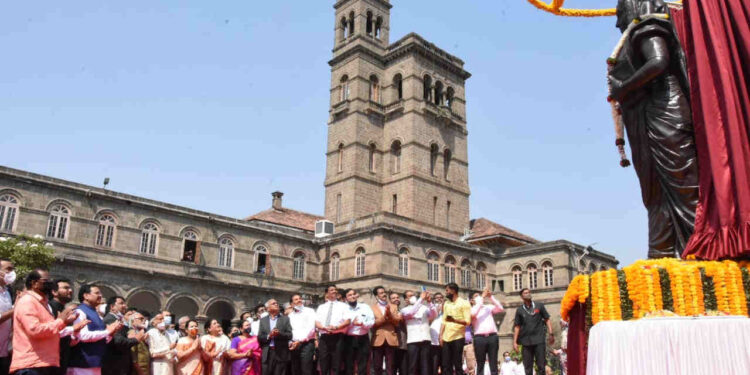 सावित्रीबाई फुले यांच्या पूर्णाकृती पुतळ्याचे अनावरण