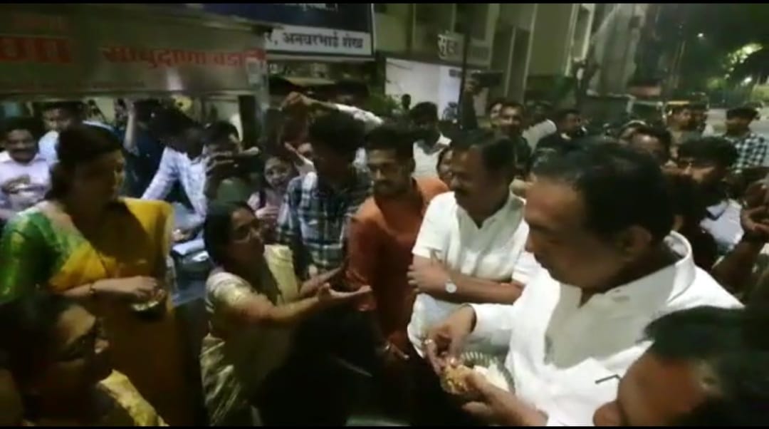 jayant patil tasted sabudana vada of Shivkrishna Sabudana Vada Center