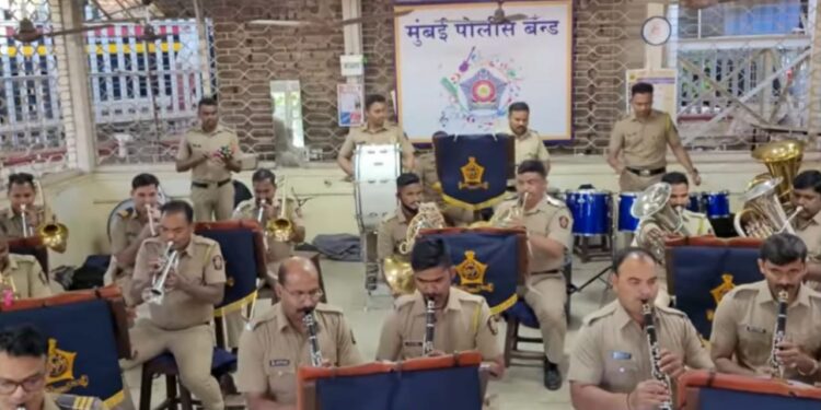 Mumbai Police band performance on srivalli song