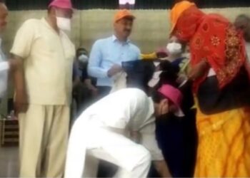 Jyotiraditya shinde touched feet of women Sweeper