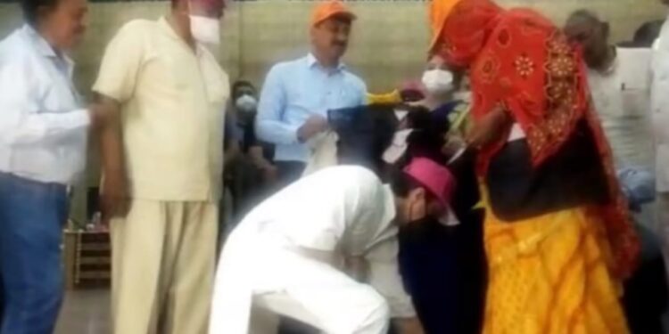 Jyotiraditya shinde touched feet of women Sweeper