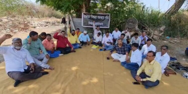 palghar journalists agitation agains zp for coverage problems