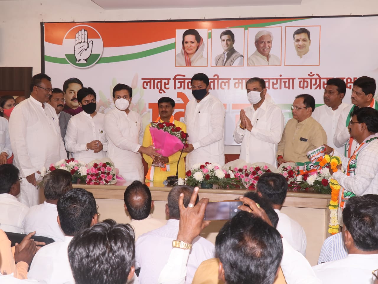 BJP office bearers from Latur join Congress