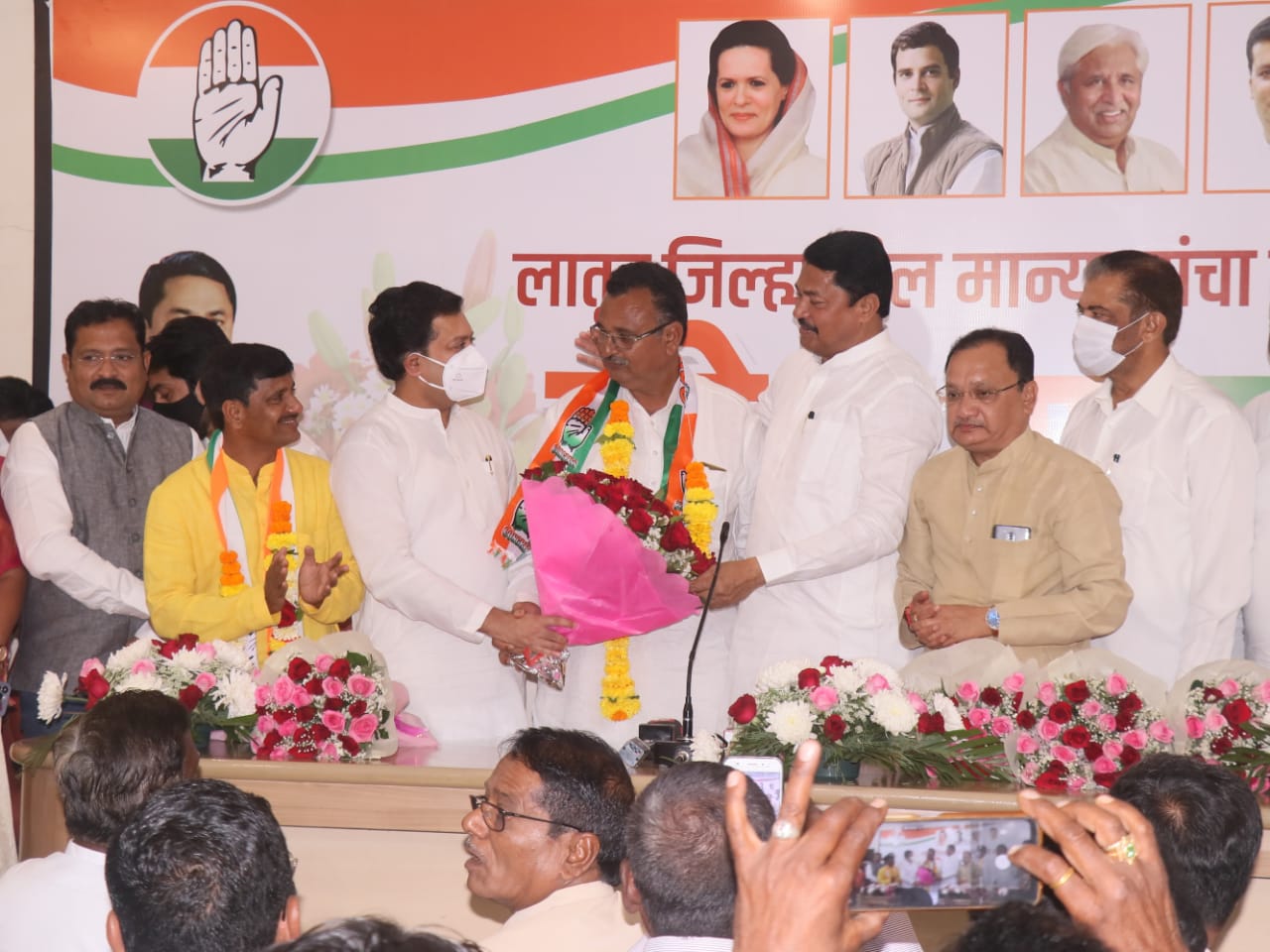 BJP office bearers from Latur join Congress