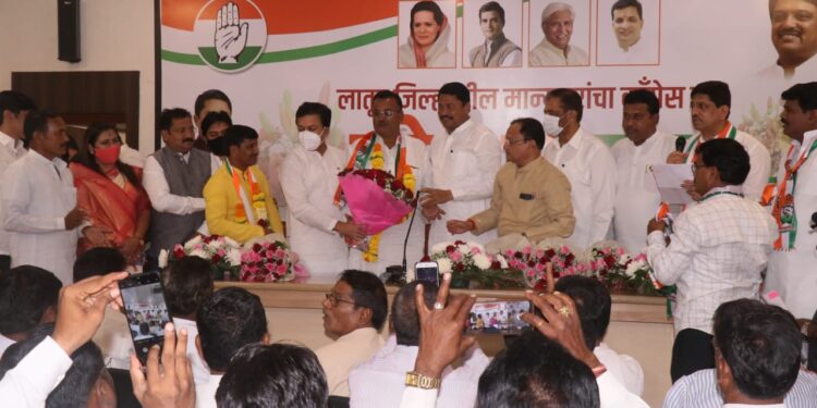 BJP office bearers from Latur join Congress