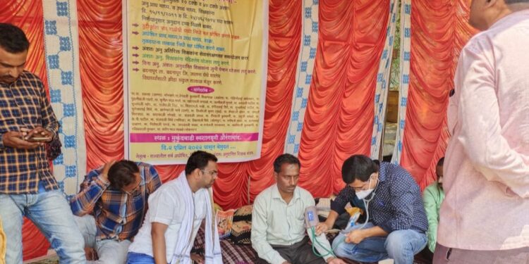 aap suports teacher who is on fast in aurangabad cemetery