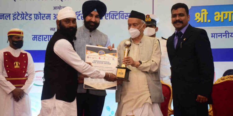 Maharashtra Governor presents ‘Life Saver Awards’ to 35 Blood Donation organisations