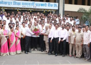 Kolhapur District Bank staff felicitated Hasan Mushrif for its high gross profit