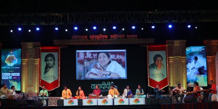 'Latadidi Ek Smaranyatra' held in 'Kothrud Cultural Festival'