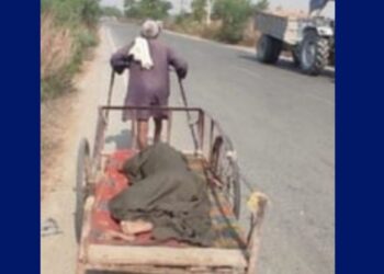 Husband from UP took his sick wife to a hospital by handcart