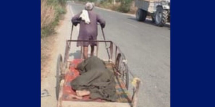 Husband from UP took his sick wife to a hospital by handcart