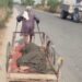 Husband from UP took his sick wife to a hospital by handcart