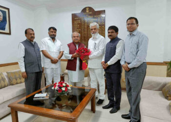 केंद्रीय कृषी मंत्री नरेंद्र सिंग तोमर यांना पुष्प गुच्छ देतांना राज्याचे कृषी मंत्री