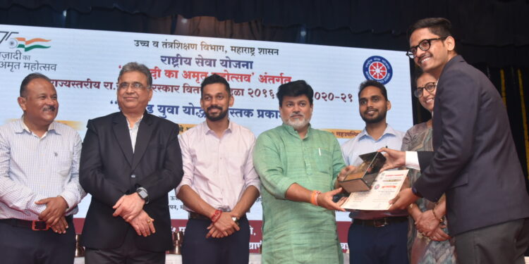 मा मंत्री उदय सामंत यांच्या उपस्थितीत पुरस्कार प्रदान 2