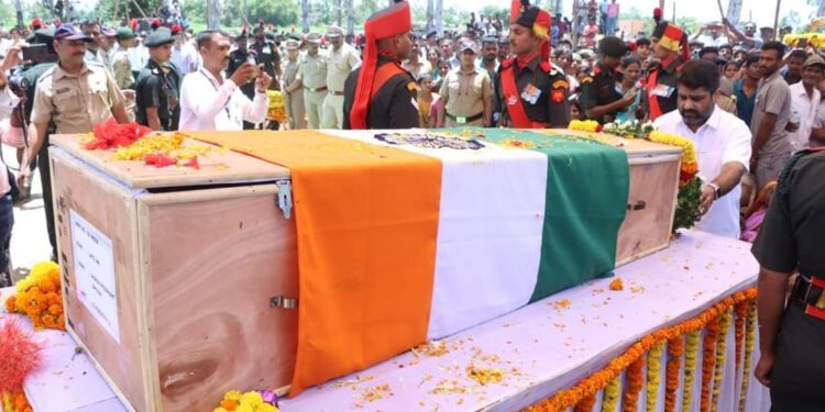 कोल्हापूरचे सुपुत्र प्रशांत शिवाजी जाधव यांच्यावर मूळगावी शासकीय इतमामात अंत्यसंस्कार