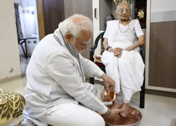 “आई, तुझ्यासाठी इतकं कधीच लिहू, बोलू शकलो नाही…” वाचा पंतप्रधान नरेंद्र मोदींच्या शब्दातील खास दीर्घ लेख