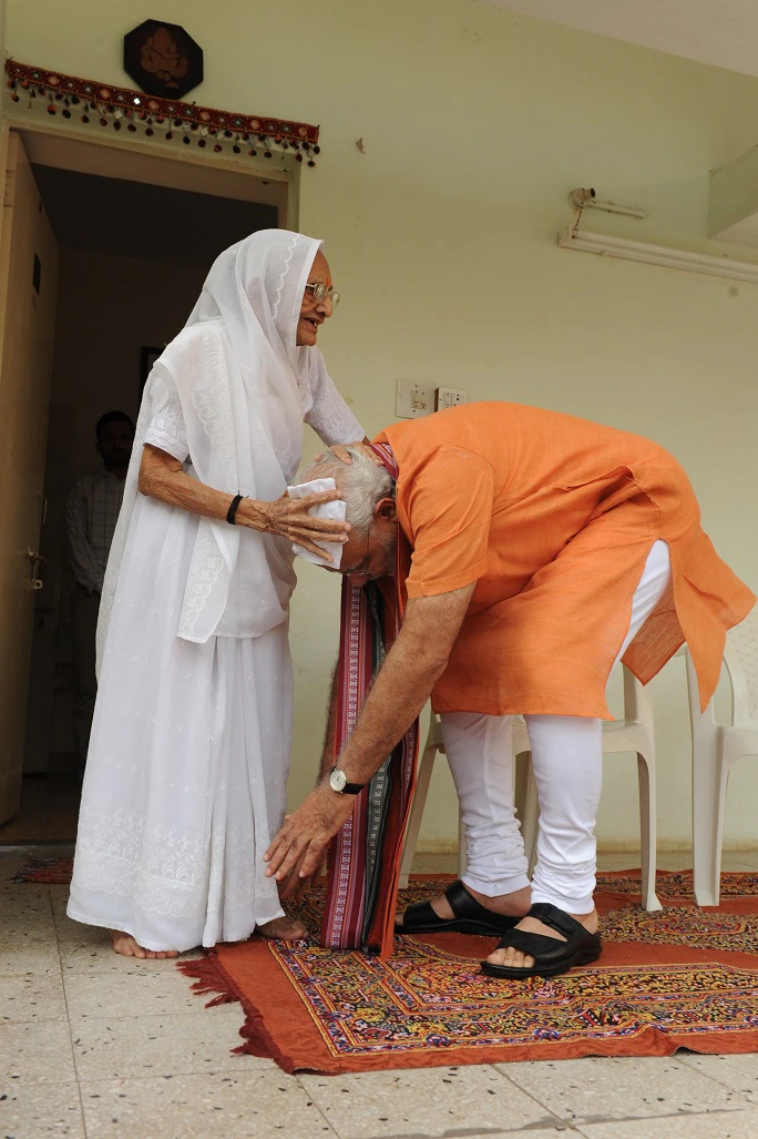 PM Modi With mother 1