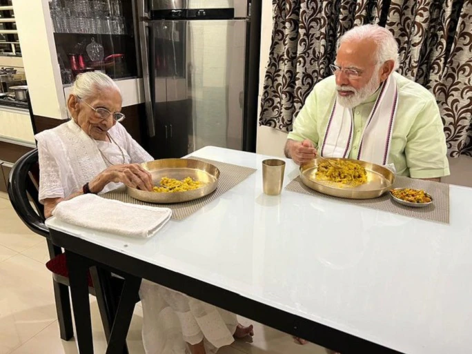 PM Modi With mother 2