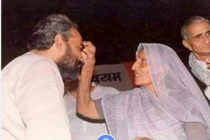 PM Modi With mother 3