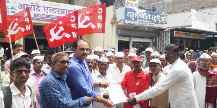 Kisan Sabha protest demanding government procurement of bal hirda in tribal areas