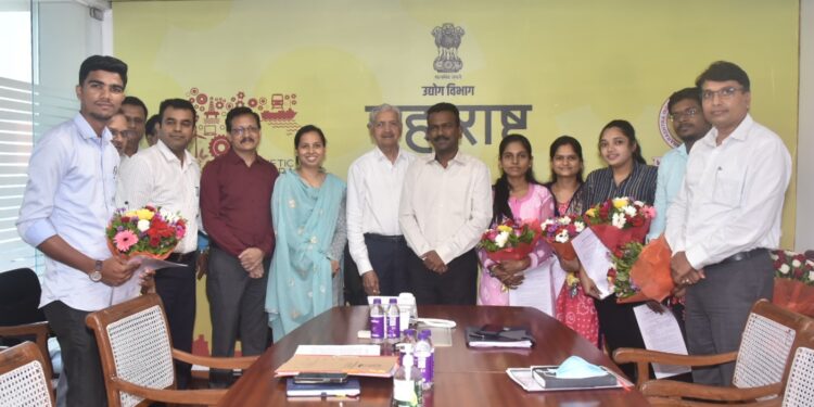 उद्योगमंत्री सुभाष देसाई यांच्या हस्ते मंत्रालयातील दालनात नियुक्तपत्रे प्रदान 2