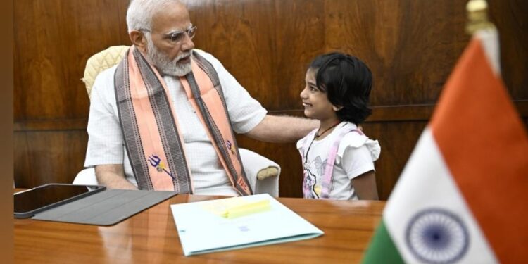 pm narendra modi meets 8 year old girl
