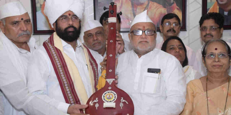 आषाढीच्या महापुजेचे मुख्यमंत्र्यांना निमंत्रण