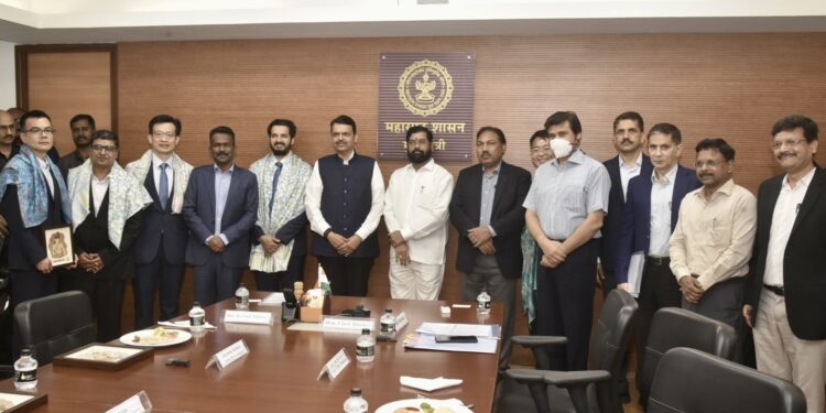 वेदांता ग्रुप आणि फॉक्सकॉन कंपनीच्या शिष्टमंडळाची भेट 1 (1)