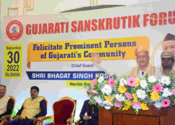 Hon Governor felicitates actor Dilip Joshi, Scientist Dr J J Rawal, editor Kundan Vyas 5